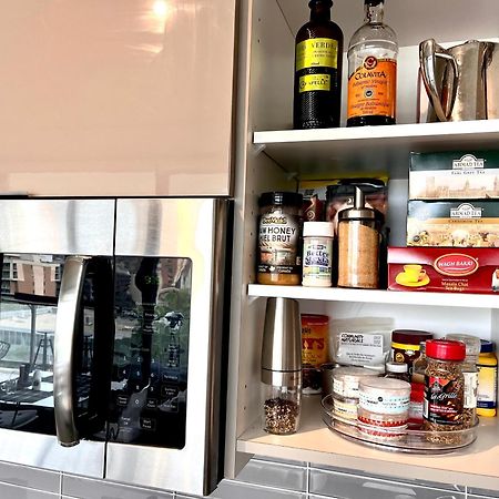 Luxury Dt, 2 Bedroom Deal, Private Balcony, Full Kitchen, Gym - Free Parking YYC Eksteriør bilde