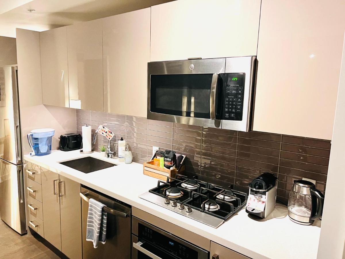 Luxury Dt, 2 Bedroom Deal, Private Balcony, Full Kitchen, Gym - Free Parking YYC Eksteriør bilde