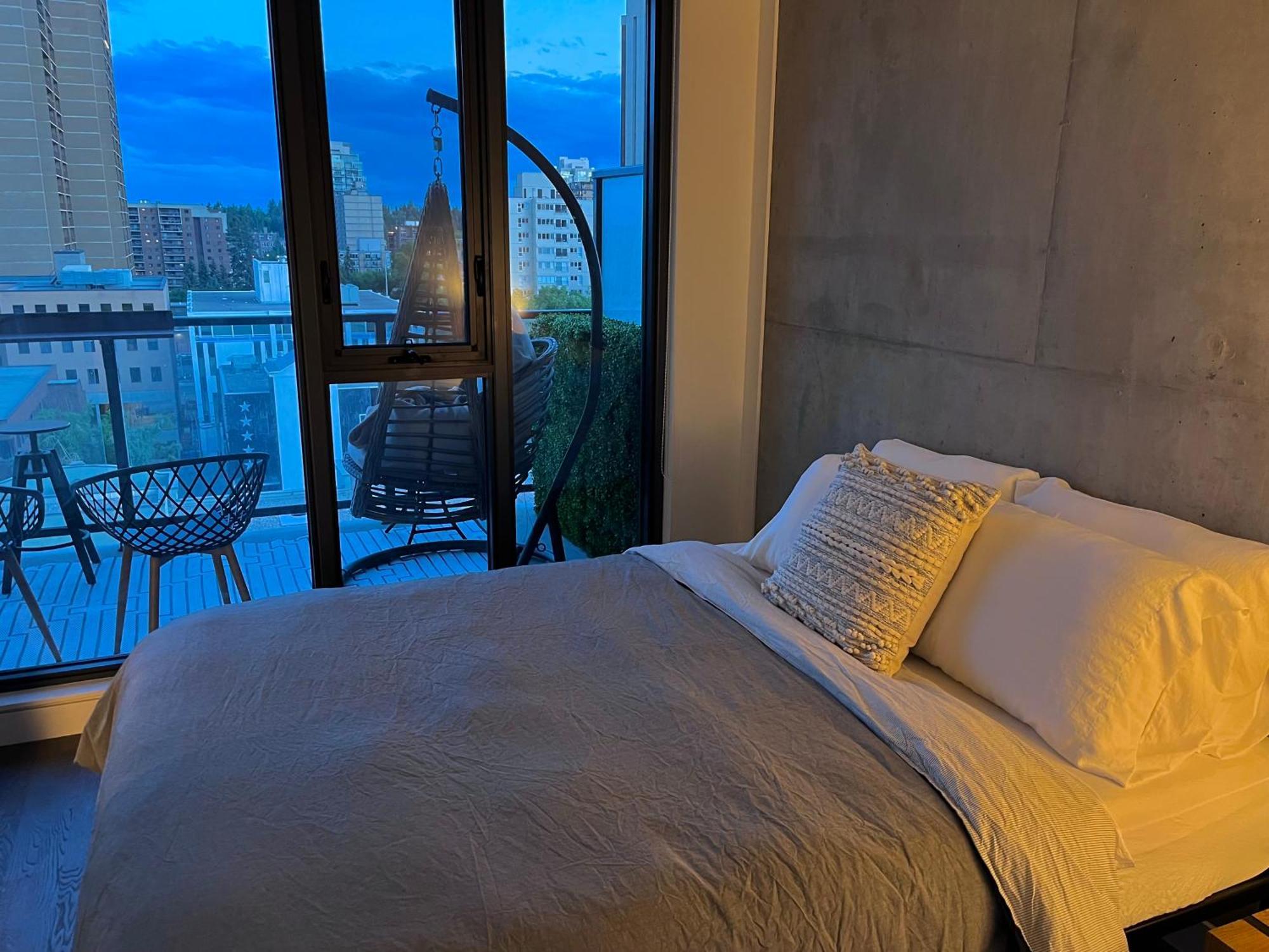 Luxury Dt, 2 Bedroom Deal, Private Balcony, Full Kitchen, Gym - Free Parking YYC Eksteriør bilde