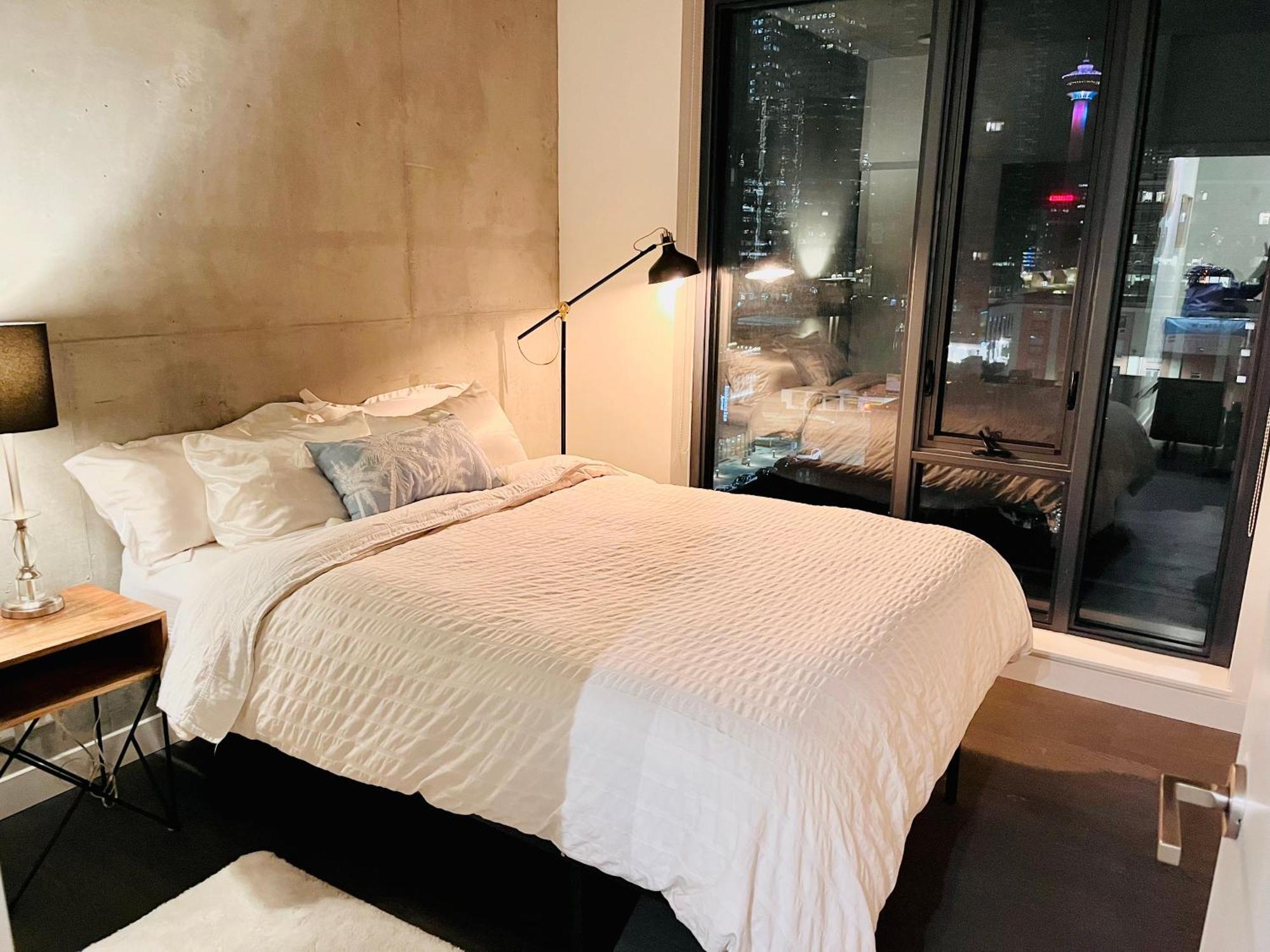 Luxury Dt, 2 Bedroom Deal, Private Balcony, Full Kitchen, Gym - Free Parking YYC Eksteriør bilde
