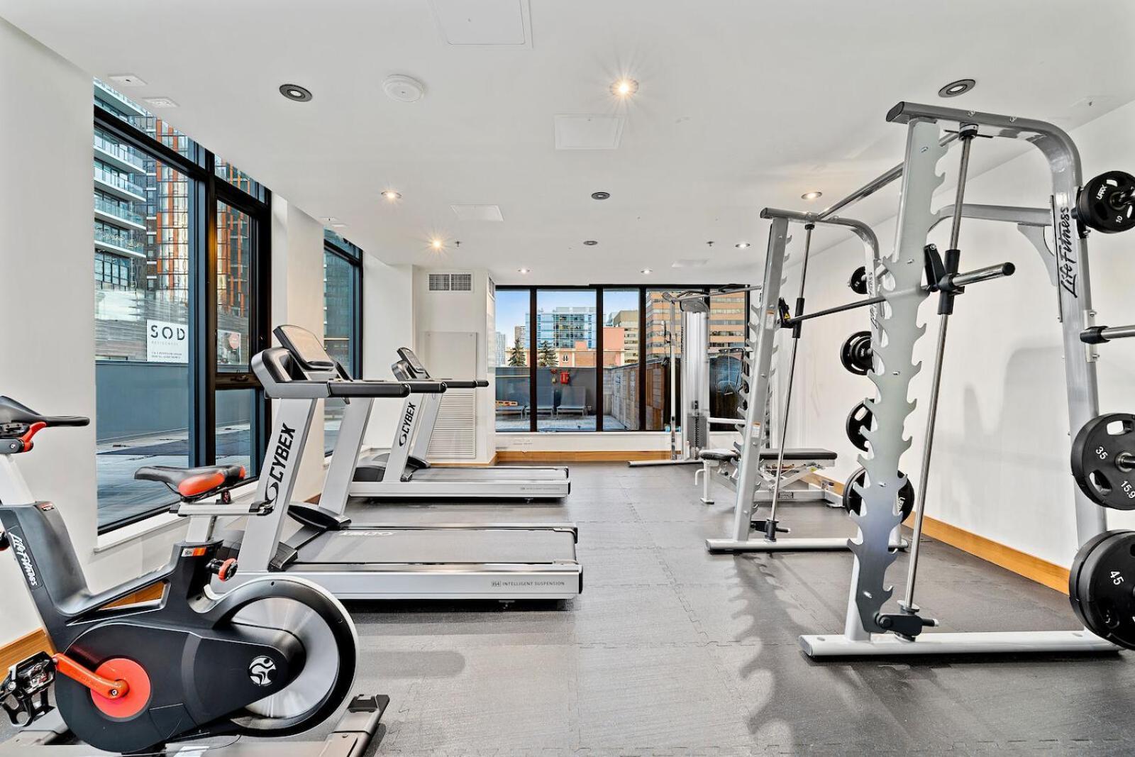 Luxury Dt, 2 Bedroom Deal, Private Balcony, Full Kitchen, Gym - Free Parking YYC Eksteriør bilde