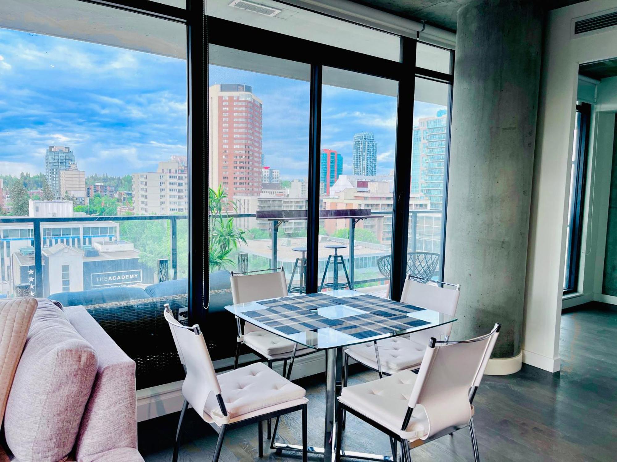 Luxury Dt, 2 Bedroom Deal, Private Balcony, Full Kitchen, Gym - Free Parking YYC Eksteriør bilde