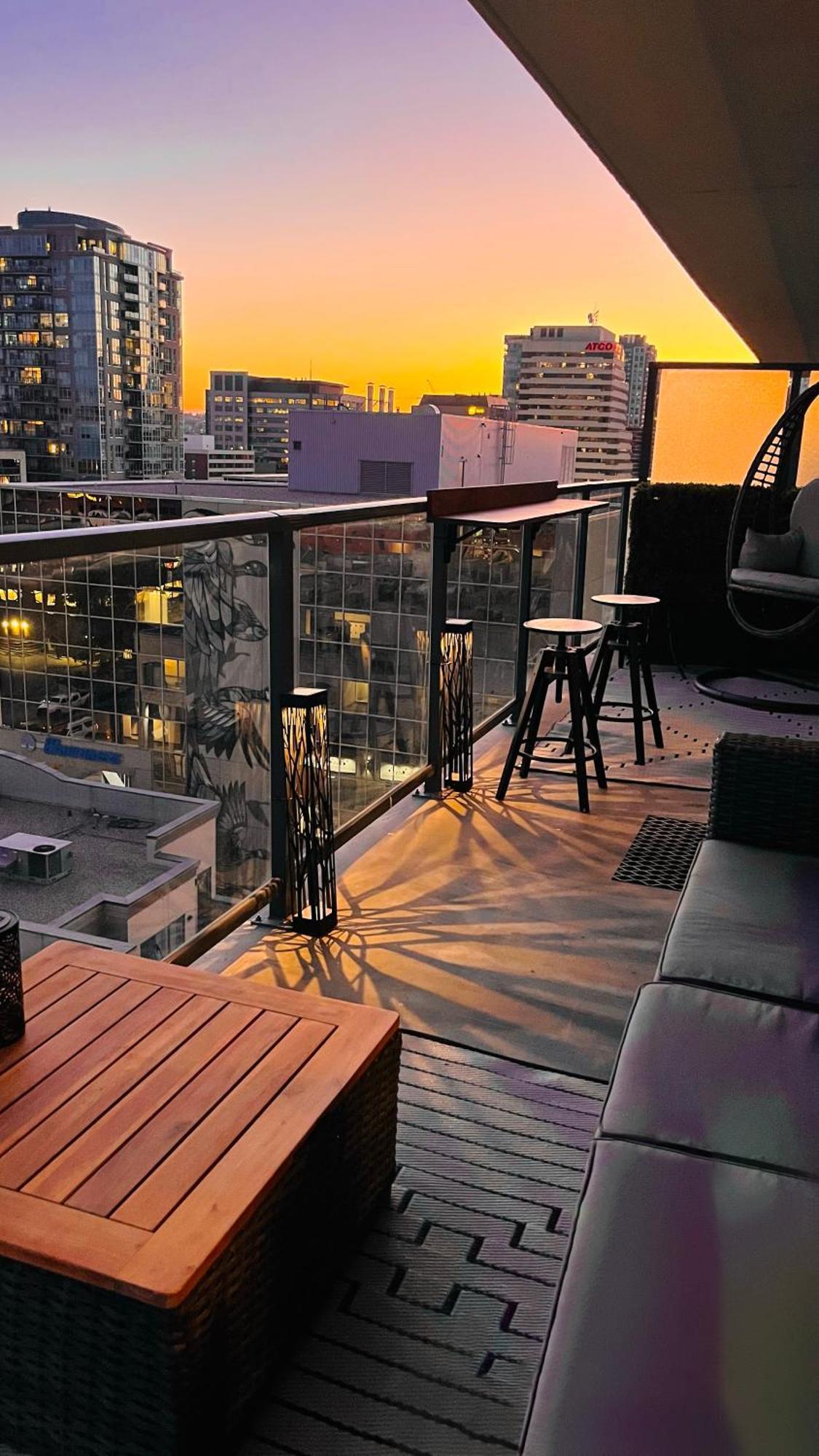Luxury Dt, 2 Bedroom Deal, Private Balcony, Full Kitchen, Gym - Free Parking YYC Eksteriør bilde