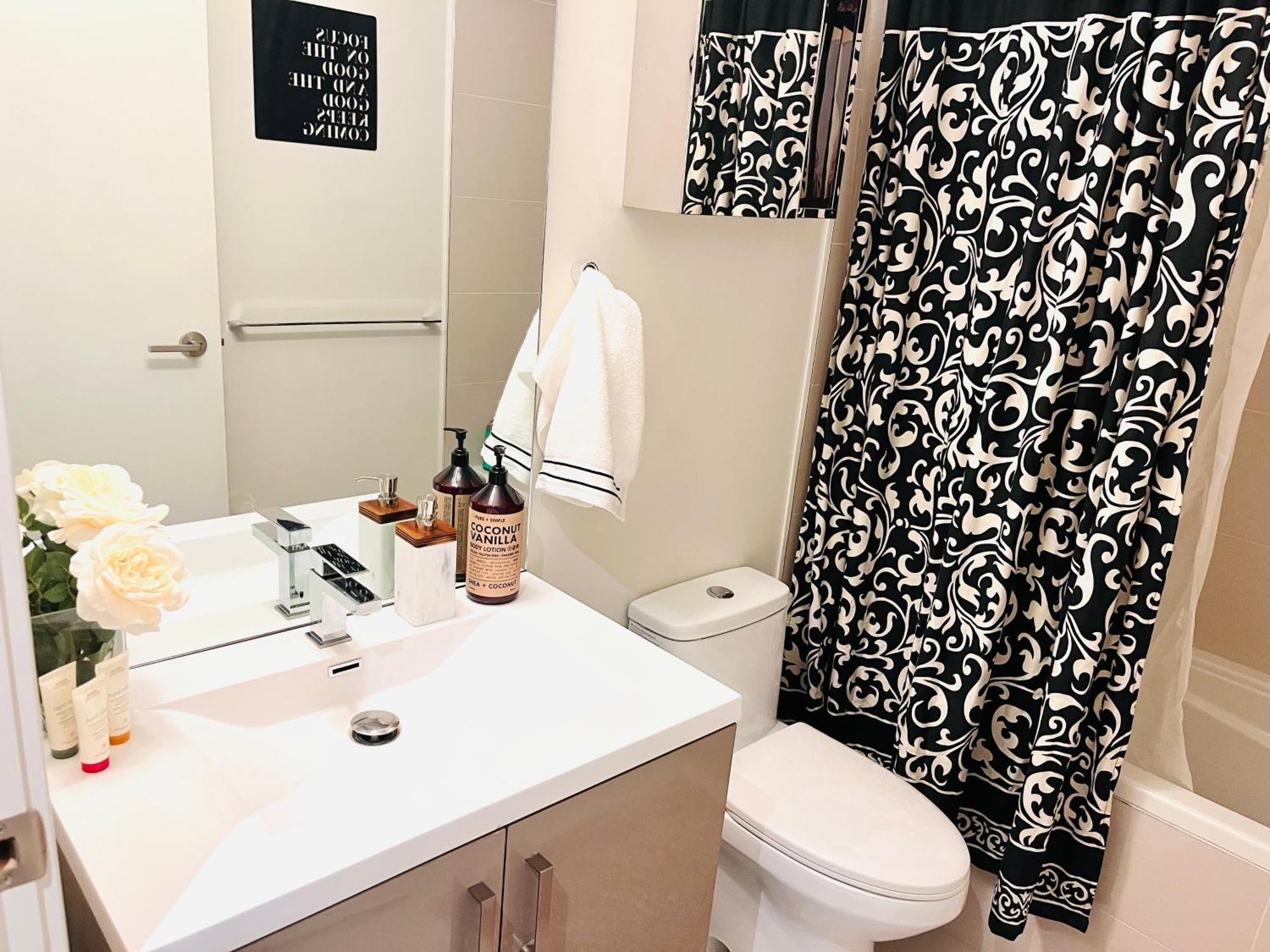 Luxury Dt, 2 Bedroom Deal, Private Balcony, Full Kitchen, Gym - Free Parking YYC Eksteriør bilde